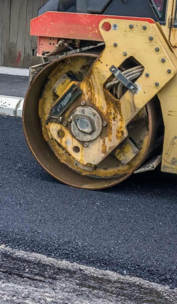 Asphalt paving road roller